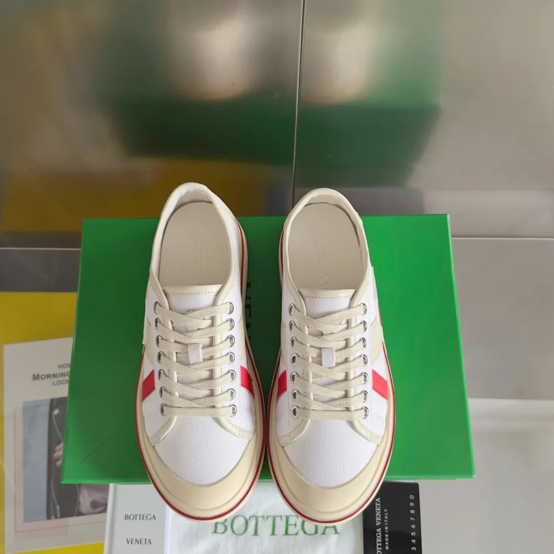 Top version: Couple model 560💰 Bottega Veneta Bottega Veneta BV’s latest Eliot series retro basketball shoes casual sports canvas shoes Bottega Veneta 2025 spring and summer show new shoes Eliot is on the market. Inspired by retro basketball sneakers, the color combination highlights youthful vitality and perfectly interprets the theme of youth and childlike innocence. The details are also very particular. The summer canvas brings excellent durability and comfort. Designs such as calfskin trim, rubber toe caps and hand-painted retro red lines are full of retro feel. The round toe and convex sole add a modern feel. Exquisite packaging at the delivery counter🛍📦 ▪️Fabrics: Original customized high-density canvas + cowhide ▪️Inner lining: Original customized breathable canvas ▪️Sole: Original open-molded anti-slip TPU material ▪️Sole thickness: 3CM ▪️Size: Women’s 35-41 / [Men’s 39-45 pre-sale]